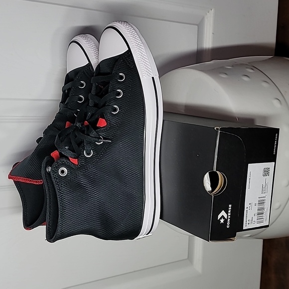 ☆ NIB Converse ☆ - Picture 8 of 9